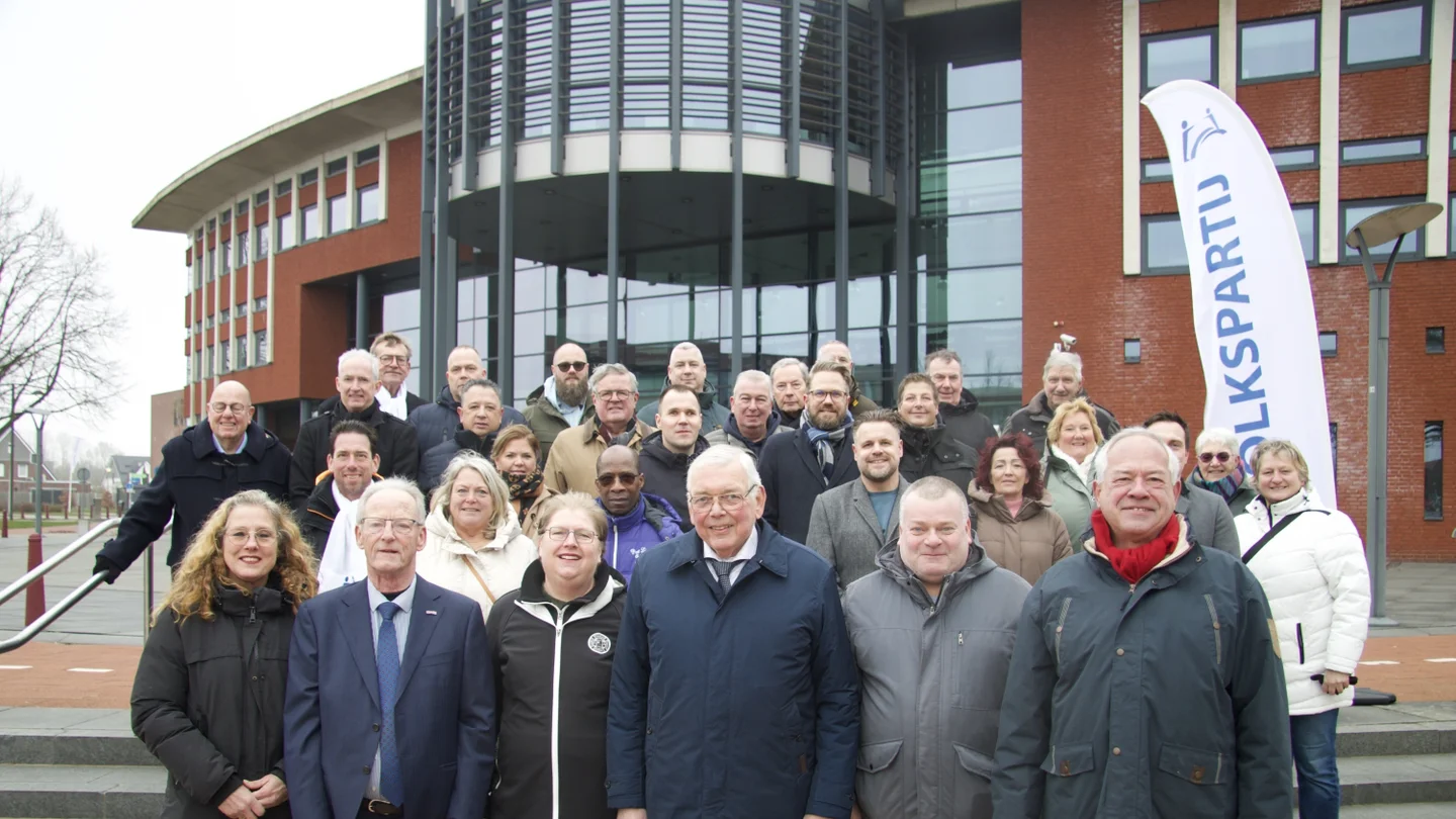 De voorste rij: Danker Kouwen (tweede van rechts) is lijsttrekker voor de Volkspartij bij de gemeenteraadsverkiezingen. Rechts naast hem nummer twee Ed Hobo die tevens kandidaat-wethouder is. Tussen oprichters Michel Lambers en Ger de Neve in staat Petra Wierenga-Giljam uit Dinteloord. Ze bezet de vierde plaats op de kandidatenlijst. Uiterst links de Welbergse Diana Bosman die op plek 8 staat.
